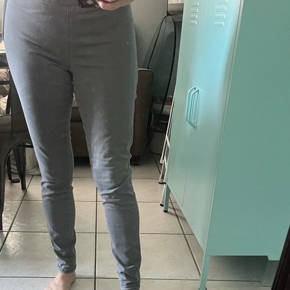 Club Monaco grey Skinny Jeans 98% cotton 2% elastane. - Picture 2 of 4